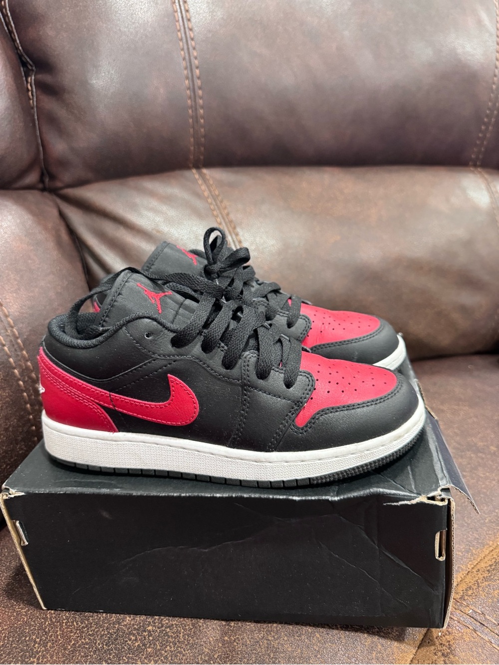 Jordan Kids Low-Top Sneakers in Black and Red